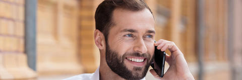 Mann mit Handy am Ohr